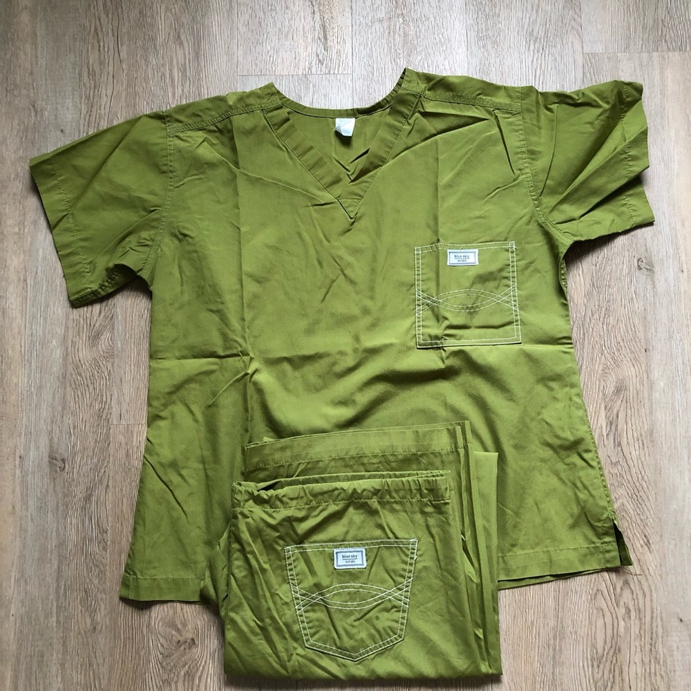 Blue Sky Scrubs kiwi green size L top and drawstring bottom.